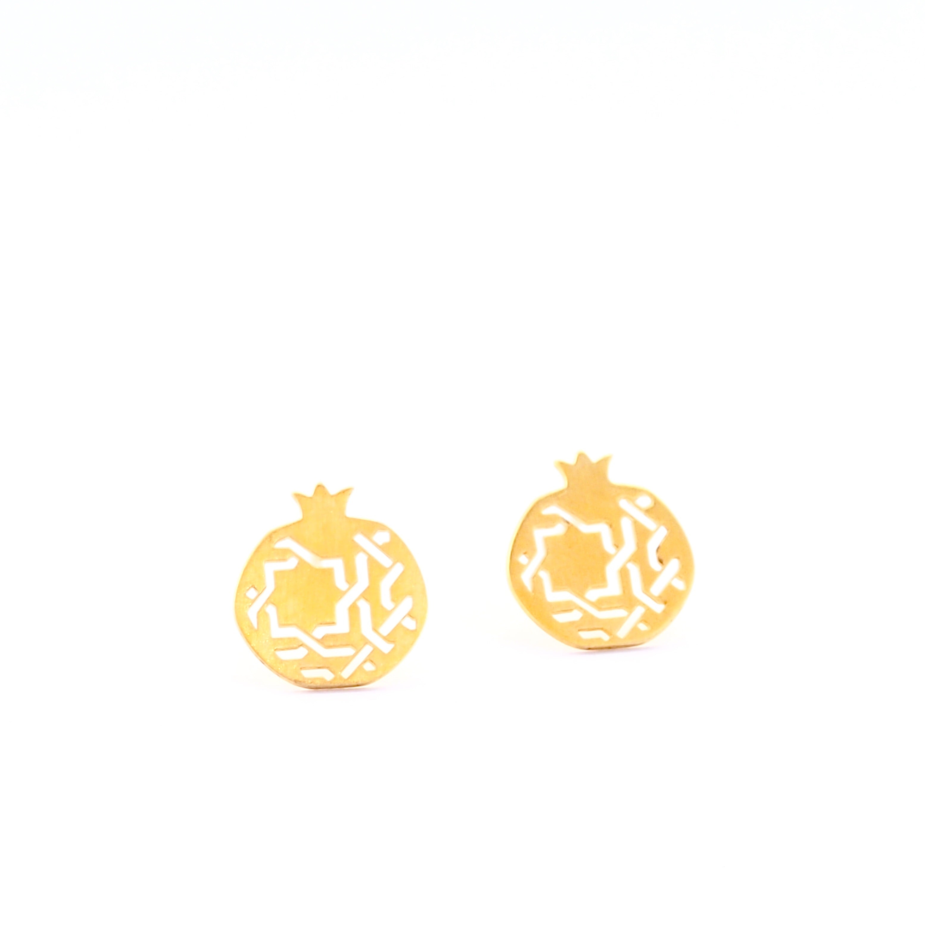Pendiente pasante granada no. 3. . Plata bañada en oro.  PLATÓNICA, joyería contemporánea de autor. fabricado en nuestro taller del Albaicin, Granada, España. Joyas artesanales. Joyas Alhambra, Granada. Artesanía Granada. Joyas hechas de Andalucía. 