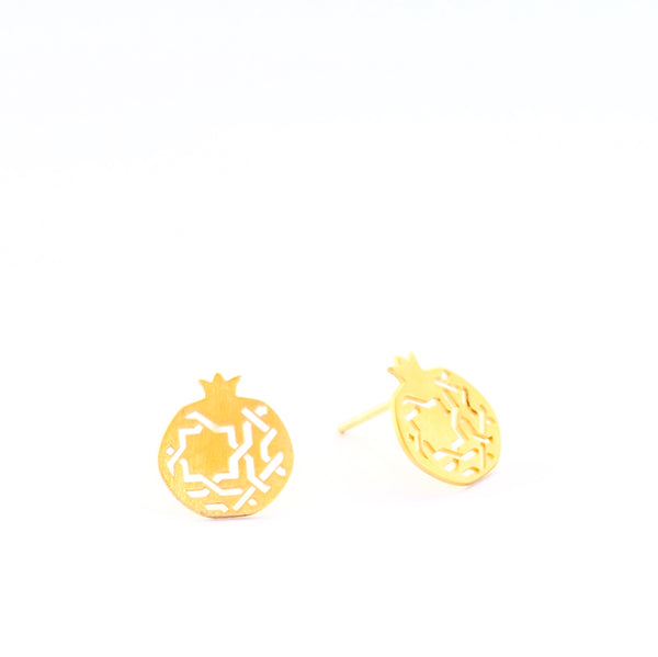 Pendiente pasante granada no. 3. . Plata bañada en oro.  PLATÓNICA, joyería contemporánea de autor. fabricado en nuestro taller del Albaicin, Granada, España. Joyas artesanales. Joyas Alhambra, Granada. Artesanía Granada. Joyas hechas de Andalucía. 