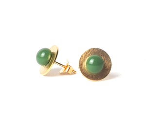 Small Green button earrings from the PIB collection by PLATÓNICA. Gold plated silver and glass. Minimalist jewelry. Contemporary jewelry. Author jewelry. Made in Granada, Andalusia, Spain. Jewelry workshop in the Albaicín. Crafts. Hand-made jewelry. Jewels made from Andalusia. Geometry. Modern and sophisticated style.
