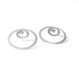 CIRCLE TRIS TRAS SILVER EARRINGS. PLATONICA. EARRINGS WITH THREE POSITIONS. MINIMALIST JEWELS, CONTEMPORARY AUTHOR MADE IN AN ARTISANAL WAY IN EL ALBAICÍN, GRANADA, SPAIN. SIMPLE AND GEOMETRIC EARRINGS.