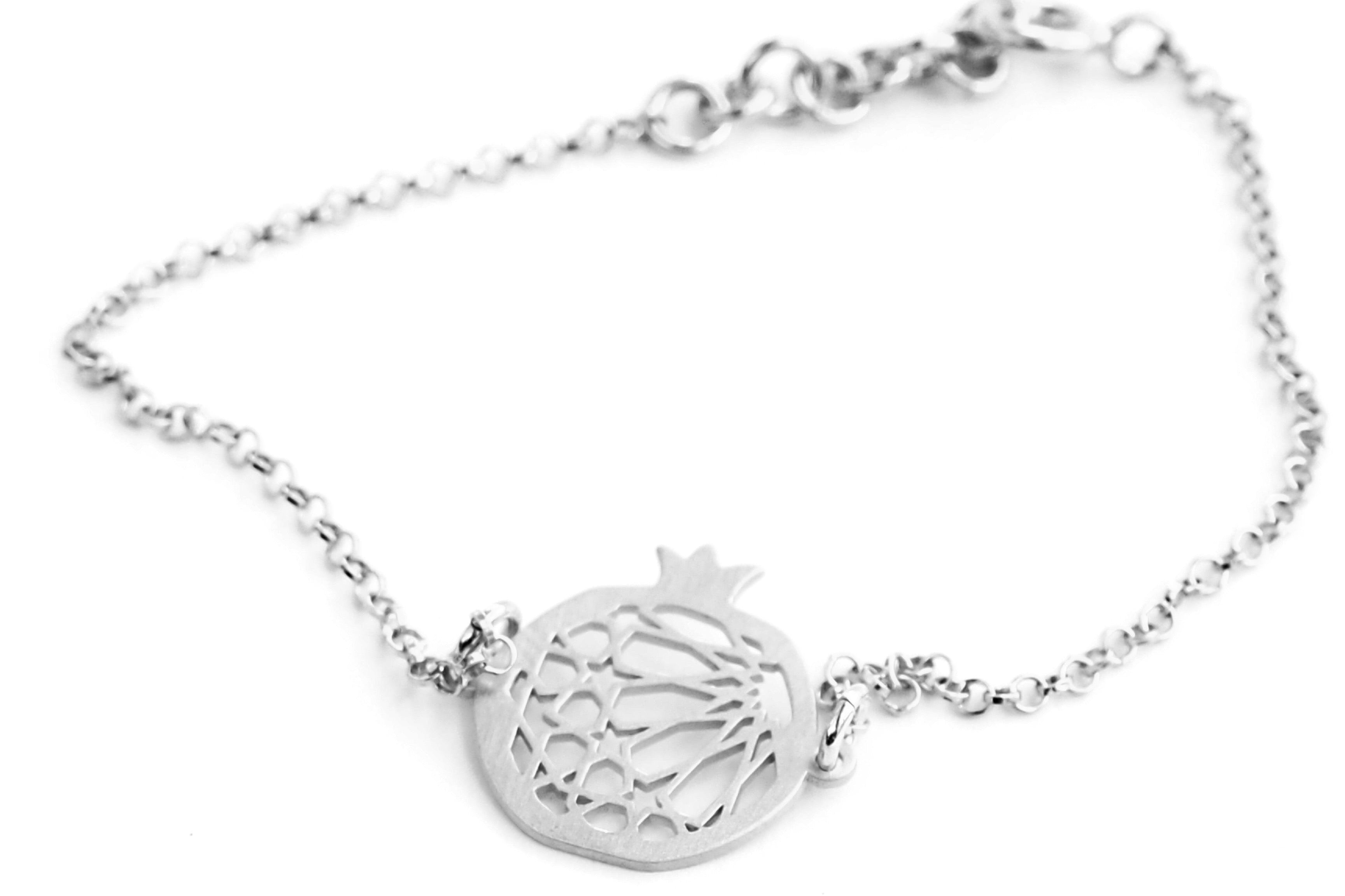 Pulsera granada no.1. Plata 925. Plata esterlina.  PLATÓNICA, joyería contemporánea de autor. fabricado en nuestro taller del Albaicin, Granada, España. Joyas artesanales. Joyas Alhambra, Granada. Artesanía Granada. Joyas hechas de Andalucía