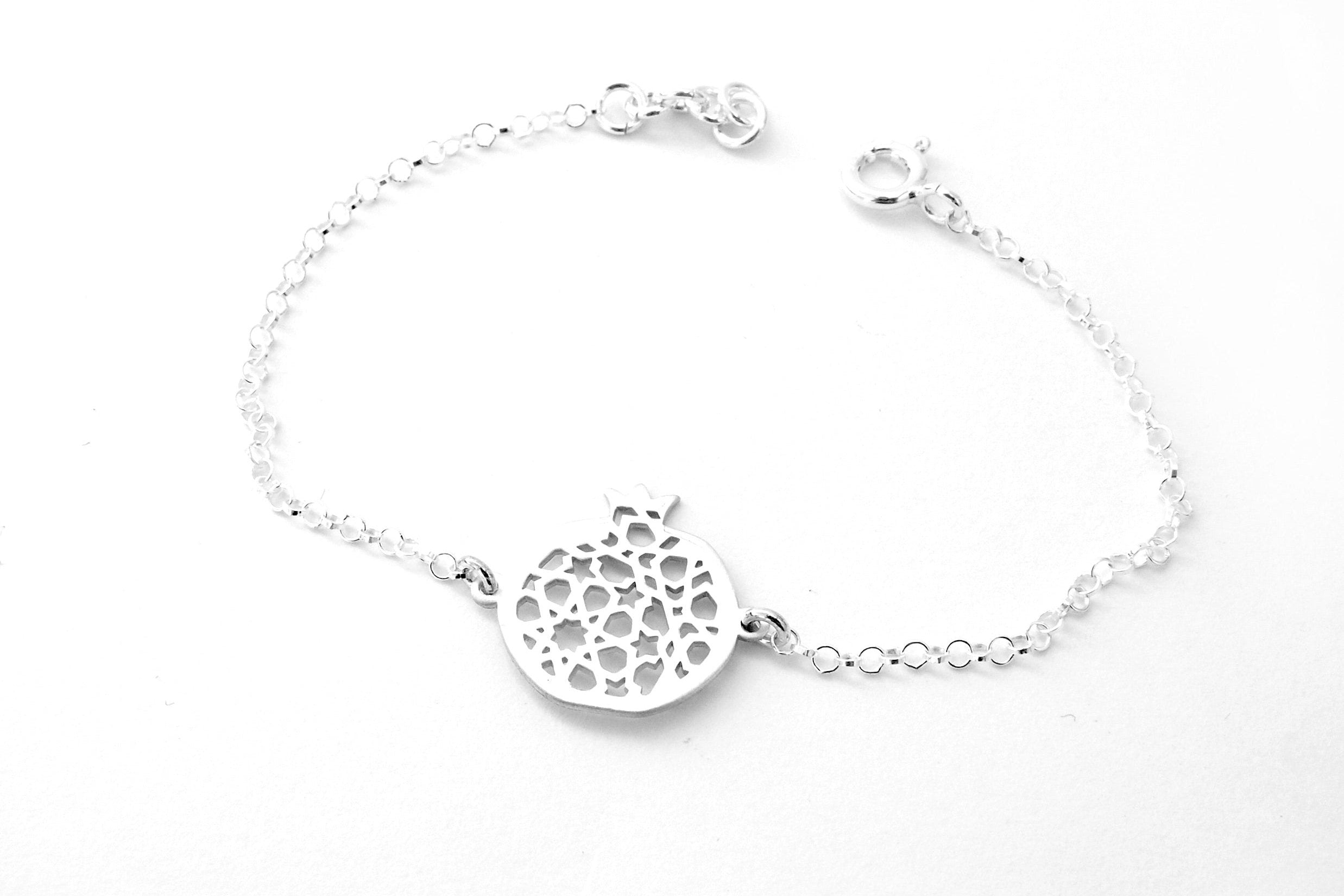 Pulsera Granada no. 4 . Plata 925. Plata esterlina.  PLATÓNICA, joyería contemporánea de autor. fabricado en nuestro taller del Albaicin, Granada, España. Joyas artesanales. Joyas Alhambra, Granada. Artesanía Granada. Joyas hechas de Andalucía. 