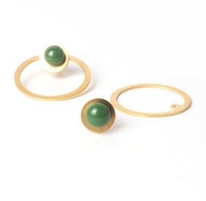 Tris tras Verde earrings from the PIB collection by PLATÓNICA. Gold plated silver and glass. Minimalist jewelry. Contemporary jewelry. Author jewelry. Made in Granada, Andalusia, Spain. Jewelry workshop in the Albaicín. Crafts. Hand-made jewelry. Jewels made from Andalusia. Geometry. Modern and sophisticated style.